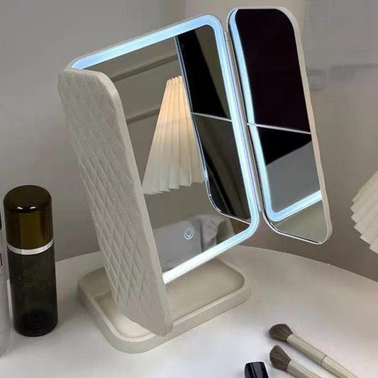 مرآة مكياج ثلاثية الطي مزودة بإضاءة LED ومرآة خلع الملابس في السكن الجامعي، أضئ إضاءة منزلك باستخدام مرآة المكياج التكميلية الذكية 